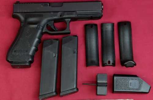 Glock 22 Gen 4 40 S&W 4.48" Barrel Three 15 Round Magazines Semi Auto Pistol Very Good Condition